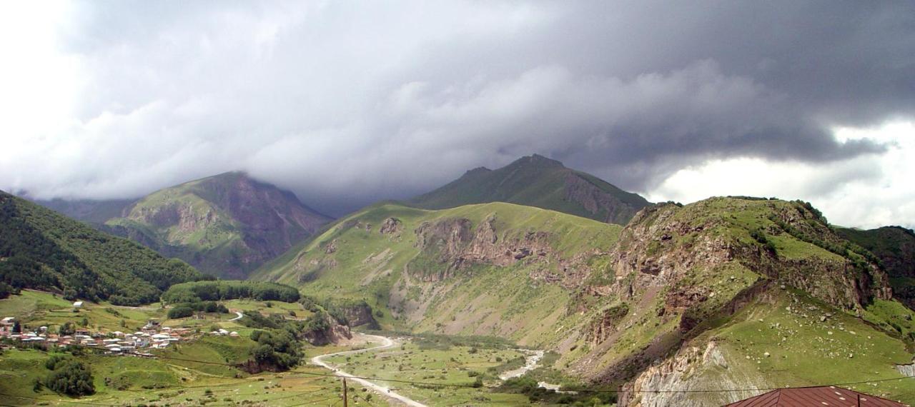 Guest House Sunset Kazbegi Esterno foto