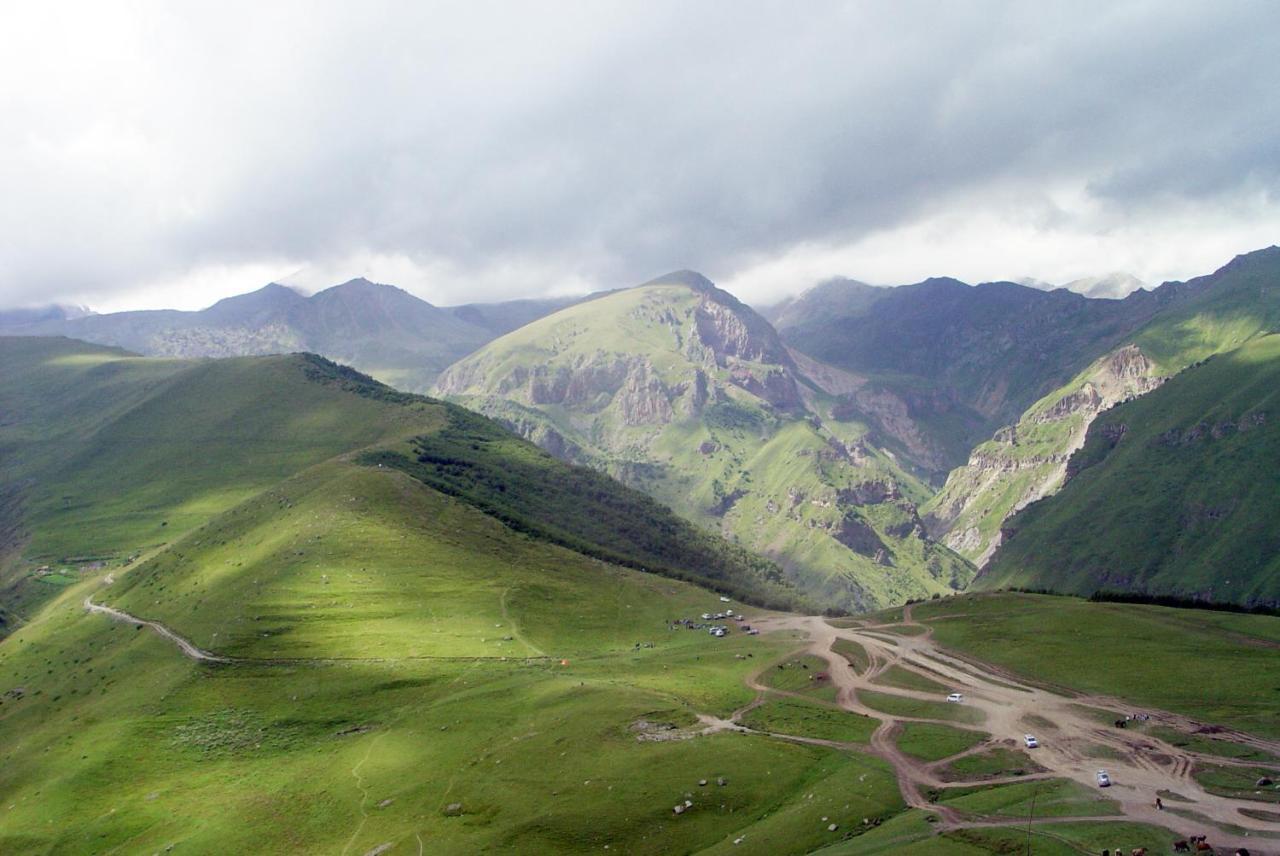Guest House Sunset Kazbegi Esterno foto